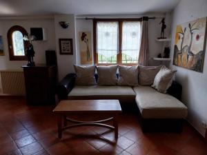 - un salon avec un canapé et une table basse dans l'établissement Domyv'Loup, à Entrevaux