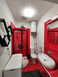 baño rojo y blanco con aseo y lavamanos en Heritage Apartments Trumbić, en Split