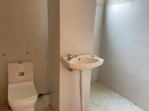 un baño con lavabo e inodoro en Stay at Paradise, en Āīzawl