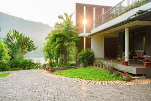 Fotografie z fotogalerie ubytování Premium 5 BR full pool villa by lake close to Vagamon v destinaci Muttam