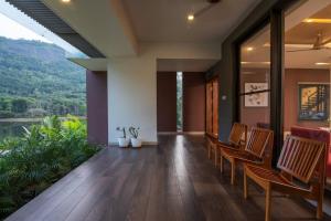 Fotografie z fotogalerie ubytování Premium 5 BR full pool villa by lake close to Vagamon v destinaci Muttam