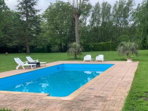 Basen w obiekcie Escapade Romantique en Chalet Nature, Calme et Douceur au Bord de Marne lub w pobliżu