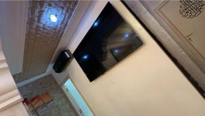 阿加迪爾的住宿－Well-furnished apartment i Agadir!，浴室墙上的大窗户