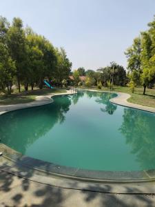 uma grande piscina de água azul num parque em Palaka Resorts & Water Sports 