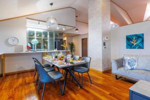 a dining room and living room with a table and chairs at 恩納村飲食店の中心地ビーチまで徒歩3分最大12名貸切コーディアルステイ in Fuzuchi