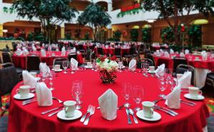 une grande table avec des nappes et des serviettes rouges dans l'établissement Holiday Inn Hotel & Suites Springfield, an IHG Hotel, à Springfield