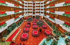 Holiday Inn Hotel & Suites Springfield, an IHG Hotel في سبرينغفيلد: اطلالة علوية على صالة طعام مع طاولات حمراء