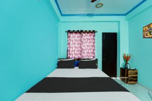 Postel nebo postele na pokoji v ubytování OYO Flagship R K Marriage Hall and Guest House