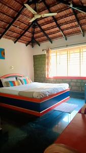 um quarto com uma cama grande num quarto em Palaka Resorts & Water Sports 