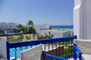 a balcony with a view of the ocean at fi naxos in Agios Prokopios