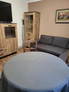 uma sala de estar com um sofá e uma mesa em KeLi em Poitiers