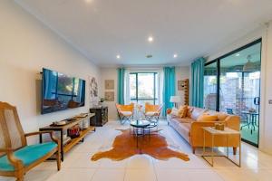 Μια τηλεόραση ή/και κέντρο ψυχαγωγίας στο StayAU 4BR Designer Home in Knox