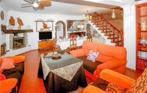 una sala de estar con muebles de color naranja y una escalera. en Lovely Home In Alhaurn De La Torre With Wifi, en Alhaurín de la Torre