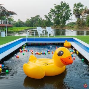 Piscina de la sau aproape de The Rimnam Resort พูลวิลล่า ราชบุรี