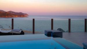 una piscina con vista al mar en BeLocations - Villa and Beach On The Rocks, en Torre delle Stelle 32 fotos más