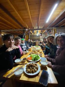 Un groupe de personnes assises autour d'une table et mangeant de la nourriture dans l'établissement Sapa's Soul 2, à Sa Pa