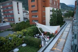 uma grande tenda branca pendurada do lado de um edifício em Hotel Greif em Bolzano