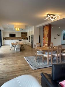 ein Wohnzimmer mit einem Esstisch und Stühlen in der Unterkunft Chambres d hôtes Maison des Romarins in Montferrier-sur-Lez