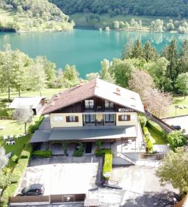 una vista aerea di una casa con lago di Albergo Stella Alpina a Tenno