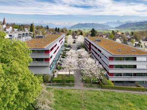 Una vista aérea de un edificio con árboles en flor. en Senevita Residenz & Apartments Muri bei Bern, en Berna