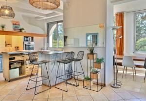 Η κουζίνα ή μικρή κουζίνα στο Domaine du Peymian-Villa Art Deco