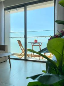 uma sala de estar com uma mesa e vista para o oceano em The Sóng Apartment 5 Start - Windy's Home em Vung Tau