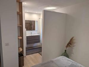 Ένα ή περισσότερα κρεβάτια σε δωμάτιο στο Appartement proche de Porto-Vecchio