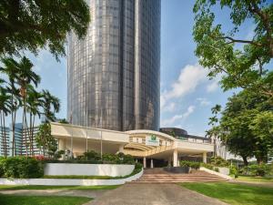 新加坡Holiday Inn Singapore Atrium by IHG的一座高大的建筑,前面有楼梯