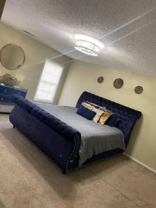 um quarto com uma grande cama azul num quarto em 3 bedroom 2 bathroom House em Columbia