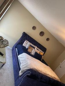 um quarto com uma cama azul num quarto em 3 bedroom 2 bathroom House em Columbia