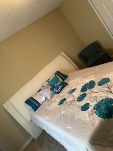 uma cama com duas almofadas num quarto em 3 bedroom 2 bathroom House em Columbia