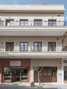 um edifício de apartamentos com uma varanda em cima em Copal Experience The Port em Chania Town
