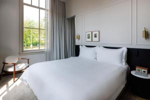アムステルダムにあるPillows Grand Boutique Hotel Maurits at the Park - Small Luxury Hotelsの大きな白いベッドと窓のある寝室 +37枚の写真
