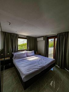 1 dormitorio con 1 cama grande en una habitación en The Pacific Coast, en Boracay