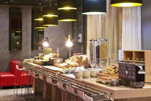 una linea a buffet in un ristorante con molto cibo di ibis Marne La Vallee Champs-sur-Marne a Champs-Sur-Marne