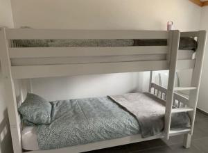 a couple of bunk beds in a room at Het Duinenhuisje in Oostduinkerke