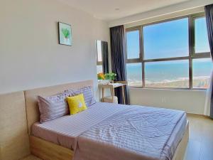 Un pat sau paturi într-o cameră la The Sóng Apartment 5 Start - Windy's Home