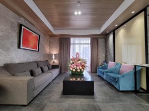 金湖镇金金禮寓Solis hotel的有两张沙发和一张桌子的客厅