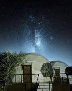 una grande tenda a cupola sotto un cielo stellato di Bilal luxury camp a Wadi Rum