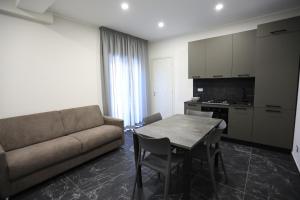 - un salon avec un canapé et une table dans l'établissement Residenza Arena, à Tropea