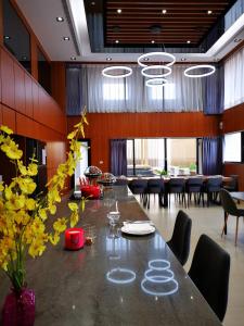 een eetkamer met een grote tafel en stoelen bij 金金禮寓Solis hotel in Jinhu