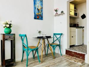 a table and chairs in a room with a kitchen at AyCatcherHomes - Top Lage I Zentral I Altstadt Marburg I Nähe Fluss Lahn I WLAN I Apartment Orion im Erdgeschoss in Marburg an der Lahn