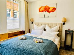 a bedroom with a bed with two stuffed animals on it at AyCatcherHomes - Top Lage I Zentral I Altstadt Marburg I Nähe Fluss Lahn I WLAN I Apartment Orion im Erdgeschoss in Marburg an der Lahn