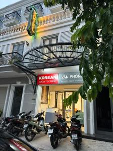 un gruppo di motocicli parcheggiato di fronte a un edificio di Korean Hotel Resort a Tây Ninh