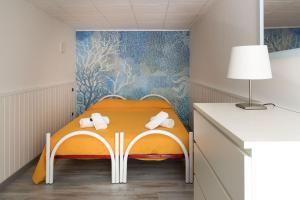 a small room with a bed with towels on it at Casa Spisone in Taormina