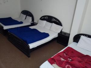Кровать или кровати в номере Murree Continental Hotel