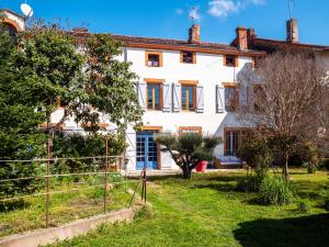 an exterior view of a house with a yard at Le RELAIS DE LEZAT in Lézat-sur-Lèze