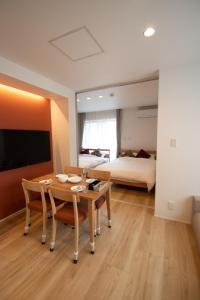 Postel nebo postele na pokoji v ubytování Apartment Hotel Tenjin TUMUGU