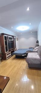 ein Wohnzimmer mit einem Bett und einem Sofa in der Unterkunft Sweet Home in Taschkent
