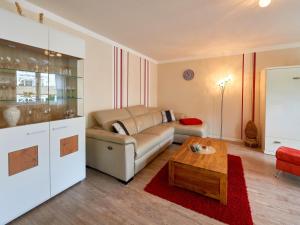 ein Wohnzimmer mit einem Sofa und einem Tisch in der Unterkunft Haus "Concordia" - WG 1 "Göhren" mit seitlichem Meerblick in Binz